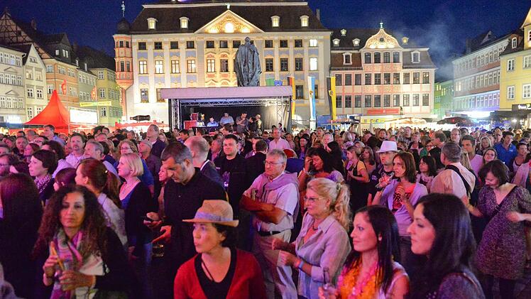 Impressionen vom Freitagabend: Der Marktplatz ist voll. Fotos: Ronald Rinklef