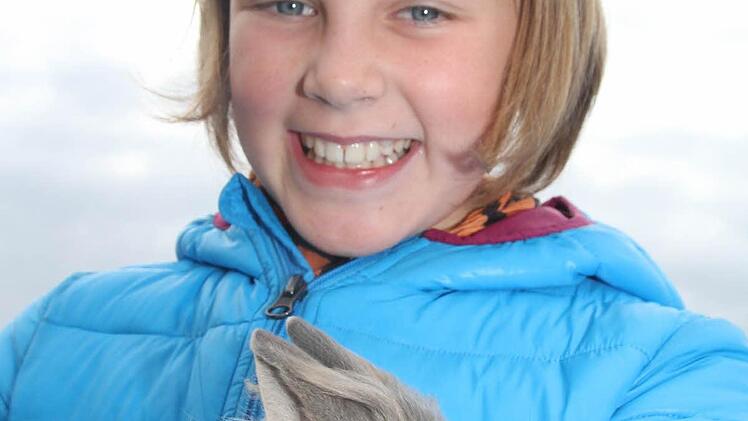 Helen Clostermann hat einen Hasen mitgebracht.