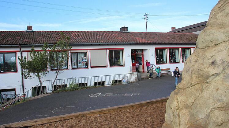 Die alte Schule in Kersbach bleibt so lange erhalten, bis der Neubau steht.  Foto: Andreas Oswald