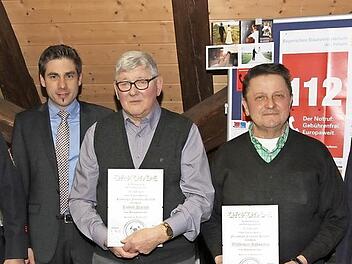 Zweiter Vorsitzender Georg Mohnlein, Bürgermeister Torsten Gunselmann, Rudolf Harsch, Waldemar Schneider sowie Vorsitzender und Kommandant Thomas Harsch (v. l.) bei der Ehrung Foto: erl