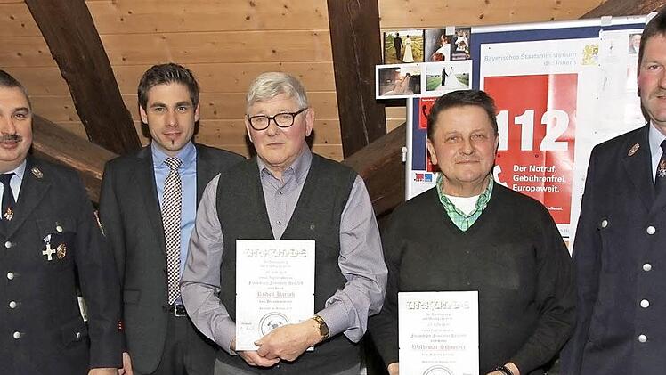 Zweiter Vorsitzender Georg Mohnlein, Bürgermeister Torsten Gunselmann, Rudolf Harsch, Waldemar Schneider sowie Vorsitzender und Kommandant Thomas Harsch (v. l.) bei der Ehrung Foto: erl