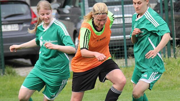 FC Schlaifhausen - TSV Lonnerstadt. Angela Pieger setzt sich gegen die Lonnerstadterinnen Judith Utzmann (li.) und Lisa Stirnweiss durch. Auch nach 90 Minuten behielten die Gastgeberinnen die Oberhand und verz&ouml;gerten die Meisterschaftsfeier des Tabellenf&uuml;hrers.  Foto: Manuel Drummer