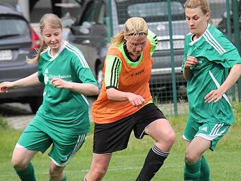 FC Schlaifhausen - TSV Lonnerstadt. Angela Pieger setzt sich gegen die Lonnerstadterinnen Judith Utzmann (li.) und Lisa Stirnweiss durch. Auch nach 90 Minuten behielten die Gastgeberinnen die Oberhand und verz&ouml;gerten die Meisterschaftsfeier des Tabellenf&uuml;hrers.  Foto: Manuel Drummer