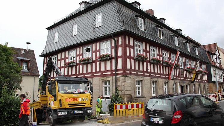 Die Stirnseite und die Straßenseite des Mitwitzer Rathauses werden illuminiert. Foto: Friedwald Schedel