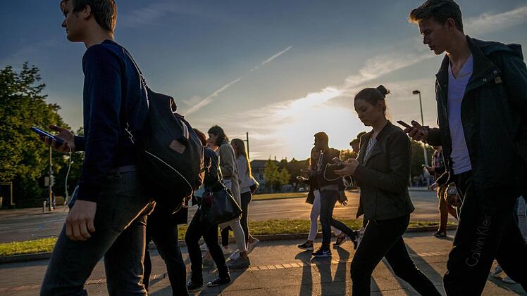 Ist bald Schluss mit der Monsterjagd? Pokémon Go verstößt gegen deutsches Datenschutzrecht? Verbraucherschützer drohen mit einer Klage gegen Niantic. Foto: Peter Steffen/dpa