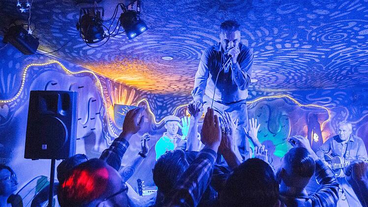 Jake und das Publikum machen sich f&uuml;r den ersten Stagdiving bereit.