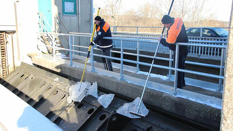 Weg damit: Die Eisstoßer von Hausen, Harald Schleicher (links) und Klaus Hagen, entfernen Eisplatten vom Schleusentor.  Fotos: Andreas Schmitt