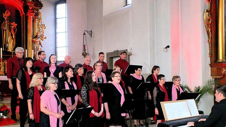 Sein Können bewies der Sander Gospelchor beim Konzert in der Nikolaus-Kirche. Die Gruppe trug zahlreiche Stücke vor.  Foto: Alfons Beuerlein