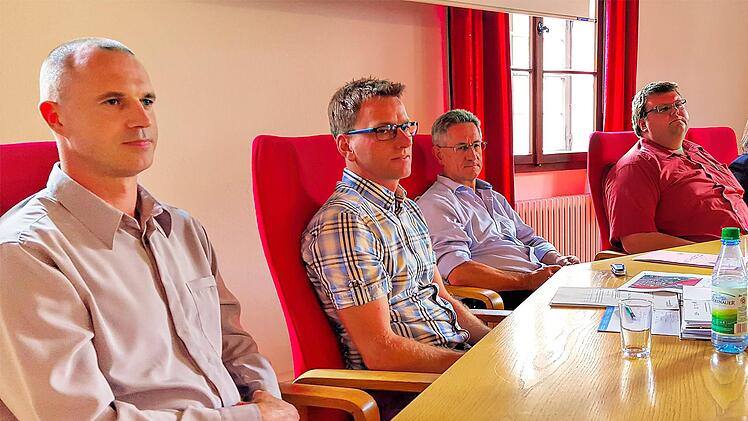 Sie stellten sich den kritischen Fragen der Bürger: Denny Heinsmann (Katastrophenschutz im Landratsamt, ganz links), Martin Rottenberger (Wasserwirtschaftsamt, 2. v.l.), Roland Lenhart (staatliche Naturschutzbehörde, 3. v.l.) und Birgit Imhof (rechts). Der zweite Bürgermeister Andreas Trägner (2. v.r.) moderierte den runden Tisch im Rathaus. Foto: Dieter Britz