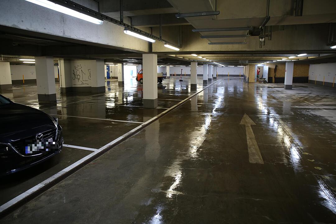 Rohrbruch setzt Tiefgarage unter Wasser - THW und Feuerwehr müssen in der Nacht anrücken – Bauarbeiter übernehmen am Morgen die Reinigungsarbeiten – Tiefgarage bleibt für die Öffentlichkeit gesperrt – Ausmaß des Wasserschadens immer noch erkennbar