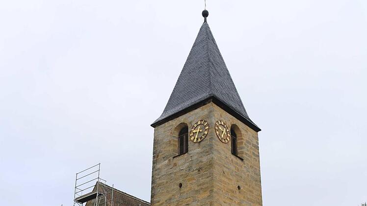Die Filialkirche Schlaifhausen ist eingerüstet. Foto: Franz Galster