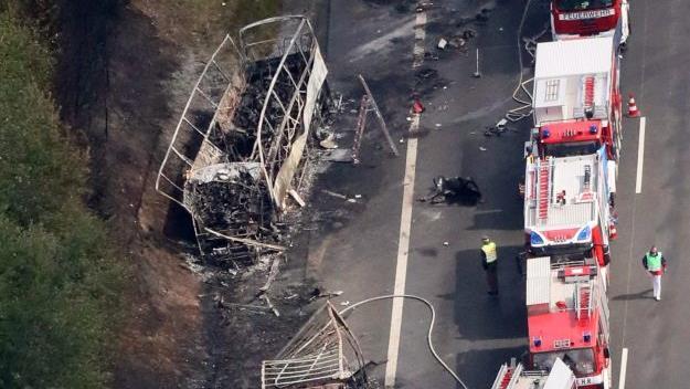 Das Luftbild zeigt die Unfallstelle auf der Autobahn A9 bei M&uuml;nchberg. Hier kamen im Juli 2017 18 Menschen ums Leben.  Foto: Bodo Schackow/dpa/Archiv