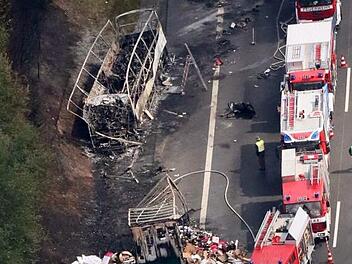 Das Luftbild zeigt die Unfallstelle auf der Autobahn A9 bei M&uuml;nchberg. Hier kamen im Juli 2017 18 Menschen ums Leben.  Foto: Bodo Schackow/dpa/Archiv