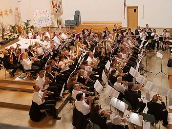 Eine tolle Kulisse und ein einmaliges Klangerlebnis bot der Bezirksposaunenchor unter der Leitung von Jürgen Koch.Günther Geiling