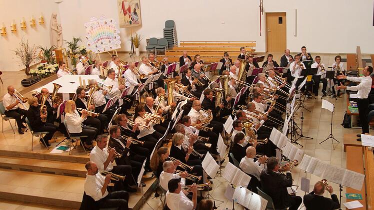 Eine tolle Kulisse und ein einmaliges Klangerlebnis bot der Bezirksposaunenchor unter der Leitung von Jürgen Koch.Günther Geiling