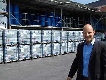 Geschäftsführer Felix Bastian ist froh, dass das Lagerregal fast unbeschadet aus dem kleinen Feuer hervor gegangen ist.  Foto: Wolfgang Dünnebier