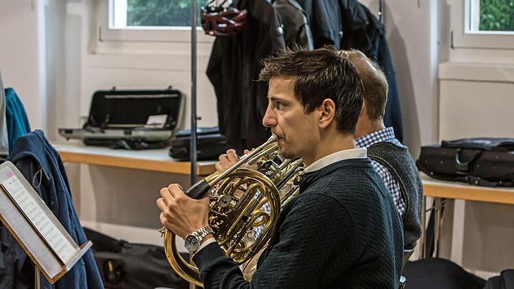 Coburgs Generalmusikdirektor Roland Kluttig probt mit dem Philharmonischen Orchester für das London-Gastspiel des Landestheaters.Foto:_Jochen Berger