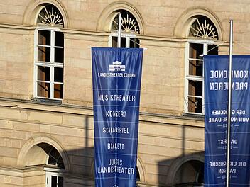 Mit kreativen Ideen kämpfen Künstler des Landestheater gegen die Auswirkung der Corona-Krisa. Das Spektrum reicht von der virtuellen Chorprobe via Internet über Videos vergangener Veranstaltungen bis zu privaten Einblicken beim Üben in den eigenen vier Wänden oder bei der Hausarbeit.Foto: Landestheater (5)/Jochen Berger