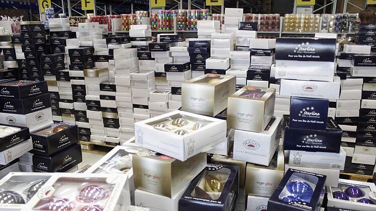 Beim Wandern durch den Schn&auml;ppchenmarkt kommt ganz bestimmt jeder in Weihnachtsstimmung. Von glitzernden Weihnachtsm&uuml;tzen bis zur Rosa Christbaumkugel ist f&uuml;r jeden Geschmack etwas dabei. Foto: Marieke Fiala