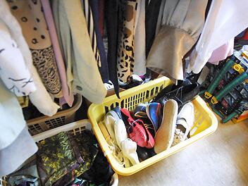 Die BRK-Kleiderkammer braucht dringend warme Kleidung.  Foto: Barbara Herbst