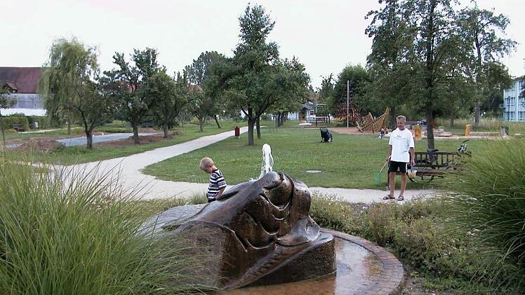 Wenn die gesetzlichen Bestimmungen dies verlangen sollten, will der Markt Neunkirchen die auf der rechten Bildhälfte erkennbare Spielfläche zum Schutz der Kinder vor dem Brandbach und dem kleinen Teich komplett einzäunen. Foto: fra-press