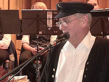 Landrat Oswald Marr als oberster Floßherr verteilte gute Noten an die Flößervereine.  Fotos: Gerd Fleischmann