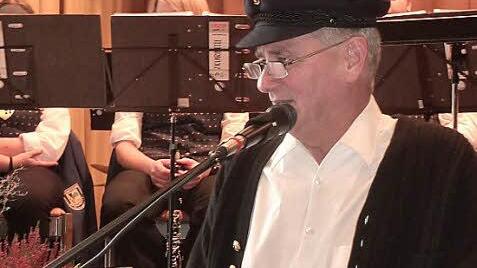 Landrat Oswald Marr als oberster Floßherr verteilte gute Noten an die Flößervereine.  Fotos: Gerd Fleischmann