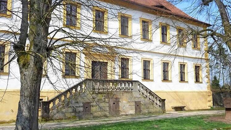 Schloss Weißenbrunn entstand in seiner heutigen Gestalt um 1720. Das ehemalige Rittergut hatte schon viele adelige und nichtadelige Besitzer. Jetzt könnte ein neuer hinzukommen.  Foto: Lipp