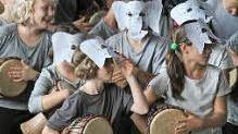 Die Kinder setzten sich gebastelte Elefanten-Masken auf und trommelten.  Foto: Schule