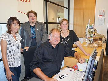 Innerhalb von nur sechs Wochen wurde die Internetseite des Bruder-Franz-Hauses umgestaltet. Die Seite hat eine Vielzahl an interaktiven Details. Das Bild zeigt von links: Svea Horn, Kosmas Fischer, Michael Pfaff und Carmen Zinsler-Maul.  Foto: Marion Eckert