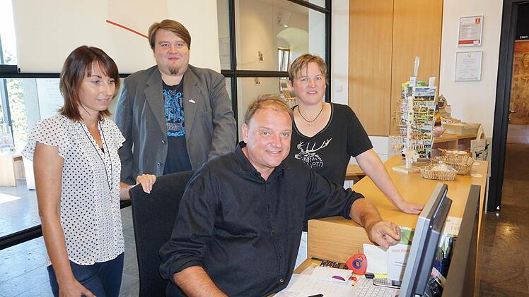 Innerhalb von nur sechs Wochen wurde die Internetseite des Bruder-Franz-Hauses umgestaltet. Die Seite hat eine Vielzahl an interaktiven Details. Das Bild zeigt von links: Svea Horn, Kosmas Fischer, Michael Pfaff und Carmen Zinsler-Maul.  Foto: Marion Eckert