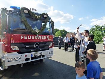 Die Pfarrer Peter Herbert und Florian Stark segneten das neue Löschgruppenfahrzeug der FF Unterleinleiter. Fotos: Thomas Weichert