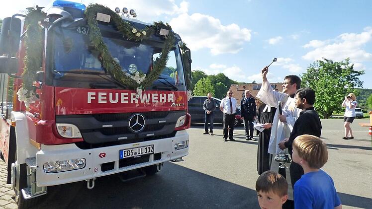 Die Pfarrer Peter Herbert und Florian Stark segneten das neue Löschgruppenfahrzeug der FF Unterleinleiter. Fotos: Thomas Weichert