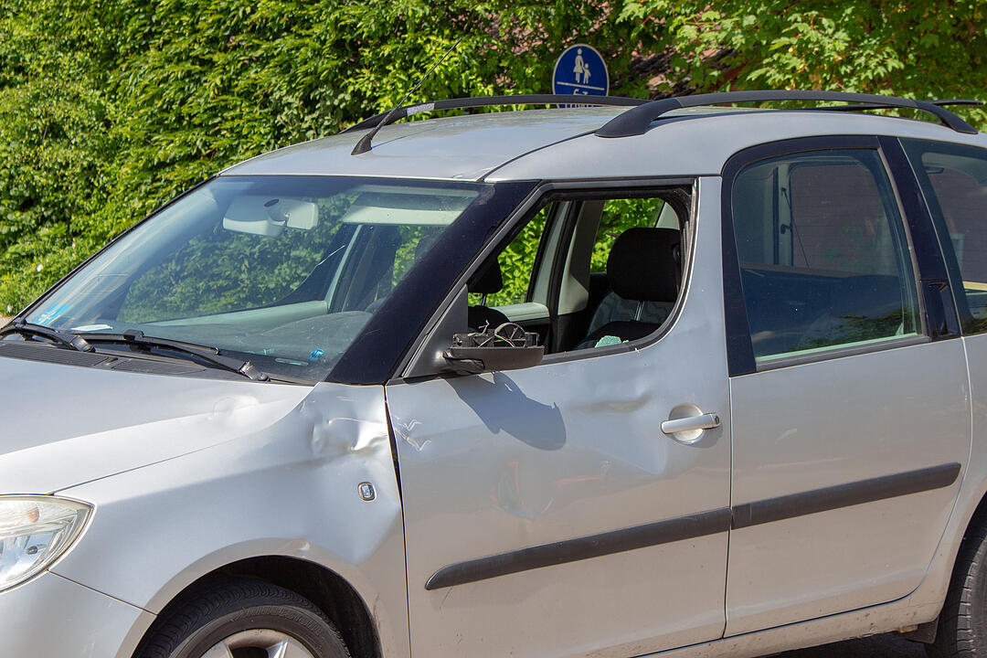 Radfahrer hat Glück im Unglück nach Kollision mit Auto