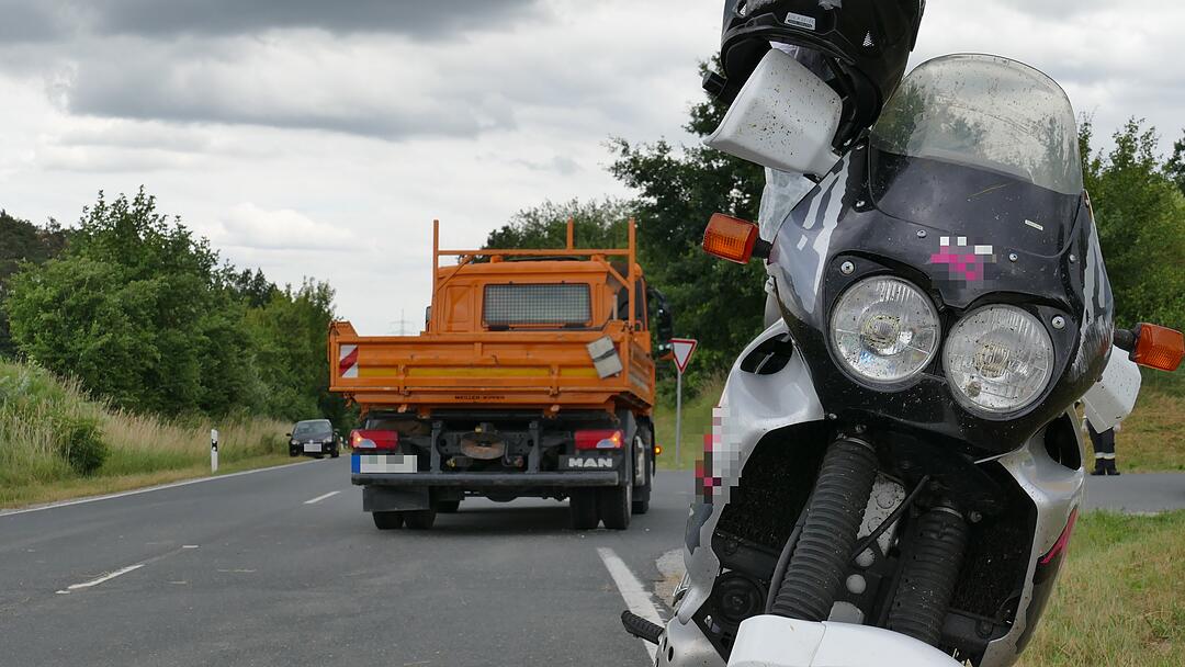 Missglückter Überholvorgang im Kreis Neustadt/Aisch: Motorradfahrer schwer verletzt