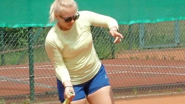 Nicht das Glück auf ihrer Seite hatte Julia Wirth vom TC Marktrdoach. Im Gipfeltreffen gegen den TV Wallenfels musste sie nach einer Verletzung im zweiten Satz ihr Treffen kampflos abgeben.  Foto: Hans Franz