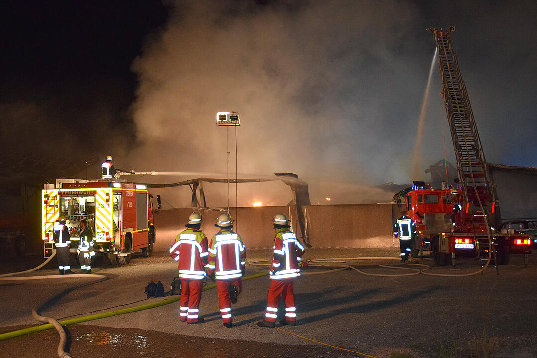 Fahrzeughalle in Flammen