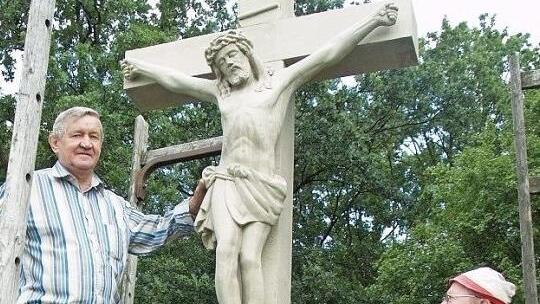 Edwin Fleischmann (links) hat erst vor einigen Jahren mit Josef Geßner das Wegkreuz seiner Vorfahren restauriert.  Foto: Archiv Anton Then