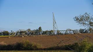 Sturm Fabienne wütet in Unterfranken: Kirchturmspitze abgerissen, Strommasten umgeknickt
