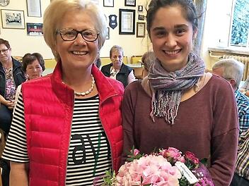 Vorsitzende Christine Kirmes (links) begrüßte die neue Chorleiterin Rosalie Heckel mit einen Blumengruß.  Foto: Michael Wunder