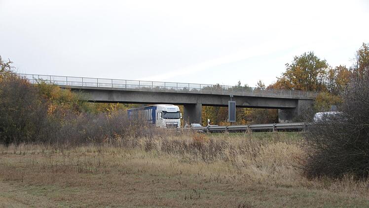 Die Tage der Kreisstraßen-Brücke über die A3 bei  Neuhaus  sind gezählt. Sie wird  erneuert,  deutlich breiter und weitaus teurer als  geplant.  Foto: Andreas Dorsch