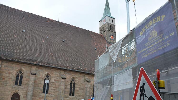 Der Herzogenauracher Kirchenplatz ist Baustelle: Das Seelhaus wird seit Monaten saniert.