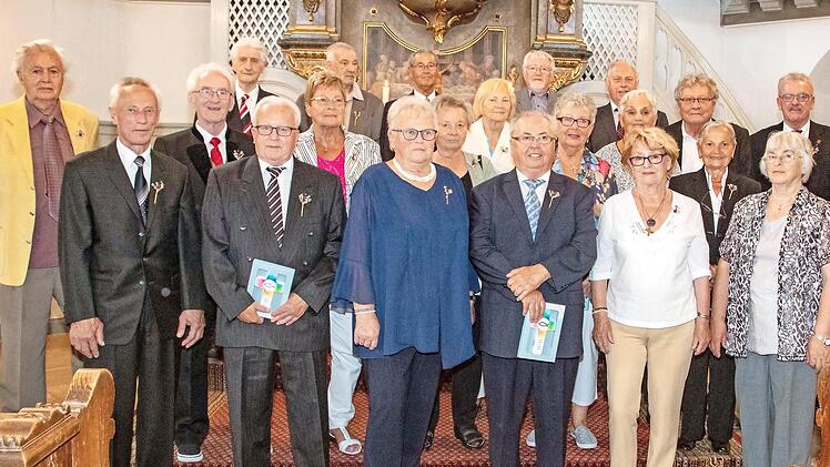 Auch der Michelauer Altbürgermeister Erwin Köhlerschmidt (vorne, Zweiter von links) gehörte zu den eisernen Konfirmanden.