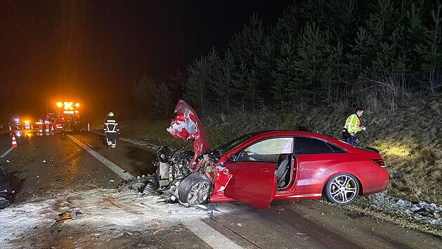 Totalsperre auf A73 bei Ebersdorf: Auto prallt in Streufahrzeug - zwei Verletzte
