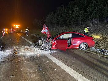 Totalsperre auf A73 bei Ebersdorf: Auto prallt in Streufahrzeug - zwei Verletzte