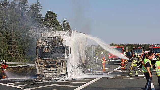 A93 bei Schönwald: Lkw geht bei Pannen-Bergung in Flammen auf - brennt komplett aus
