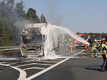 A93 bei Schönwald: Lkw geht bei Pannen-Bergung in Flammen auf - brennt komplett aus