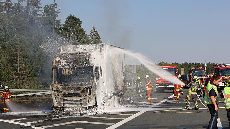Pannen-LKW fängt während der Bergung Feuer: Flammen greifen auch auf Abschleppwagen über