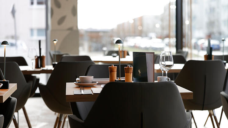 Erlangen: Neues Steak-Restaurant "Treehouse" feiert Eröffnung - Prominenter Gast war vor Ort