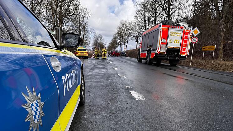 Drei Verletzte auf der B173: Frontalzusammenstoß zweier Autos bei Hof